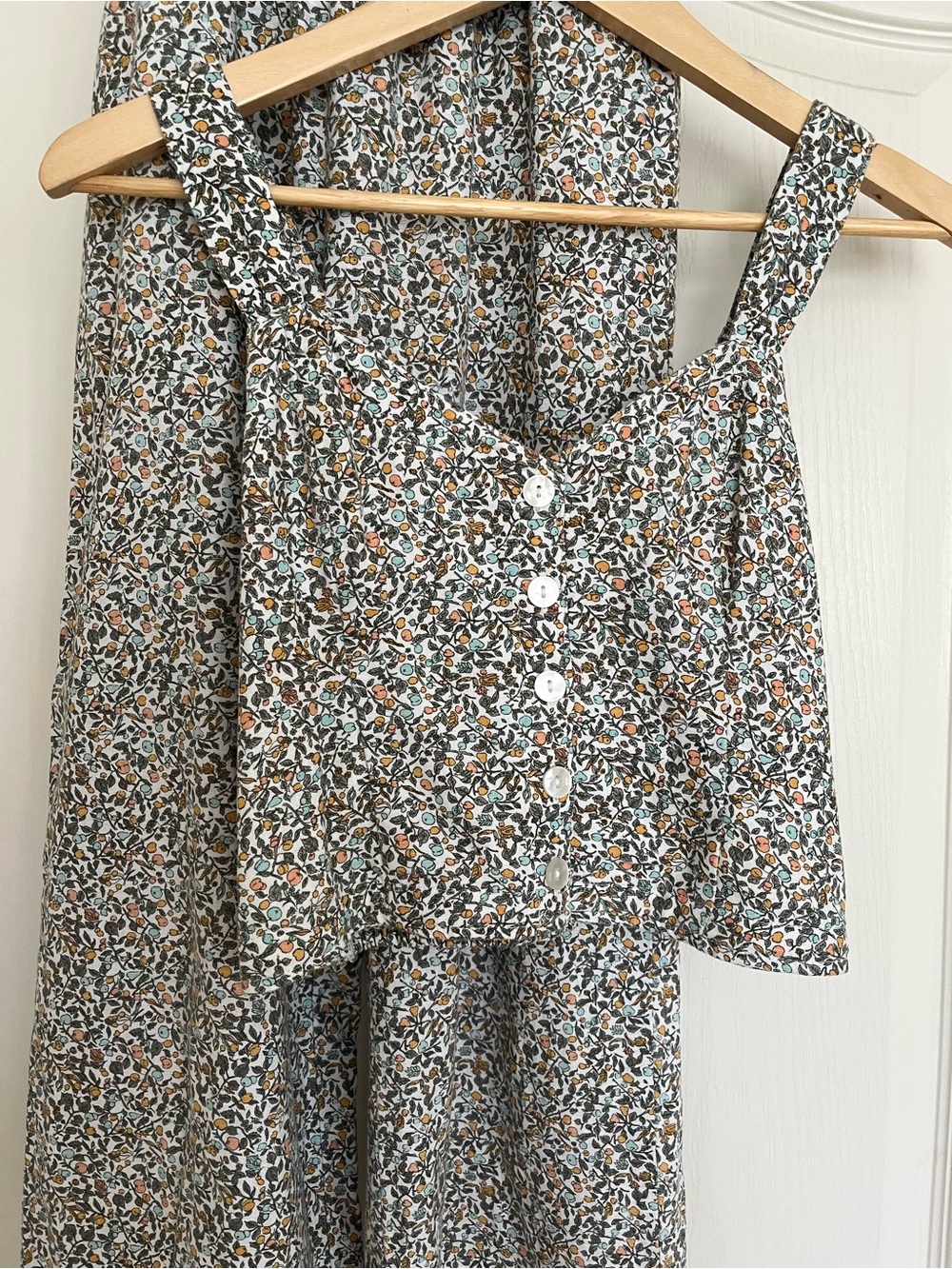 Abercrombie & Fitch Wide Leg Crop Pants in Floral/Fruit Print - Picture 8 of 8
